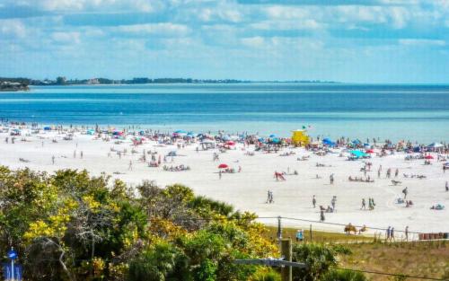 Crescent Royale Condominiums 6E — 4-Star Luxury Hotel in Siesta Key, United States
