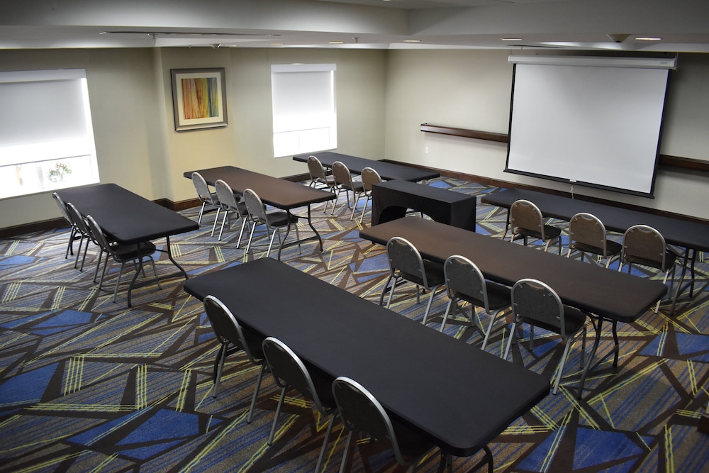 Holiday Inn Express & Suites Caryville by IHG - photo 24