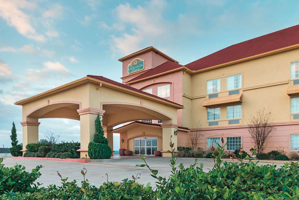 La Quinta Inn & Suites by Wyndham Glen Rose - photo 2