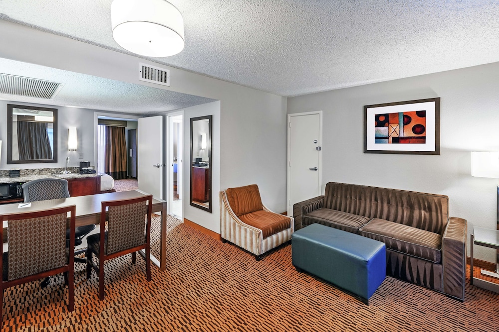 Embassy Suites by Hilton Dallas Market Center - photo 23