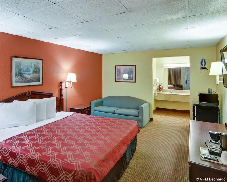 Econo Lodge Marshall - photo 19