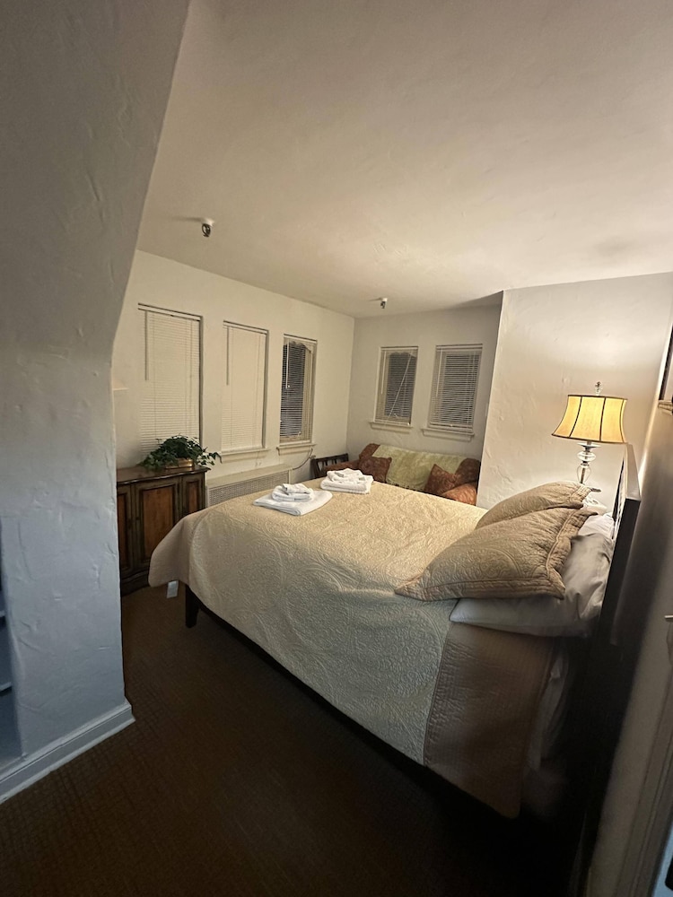The Oaks B&B Hotel and Spiritual Center - photo 19