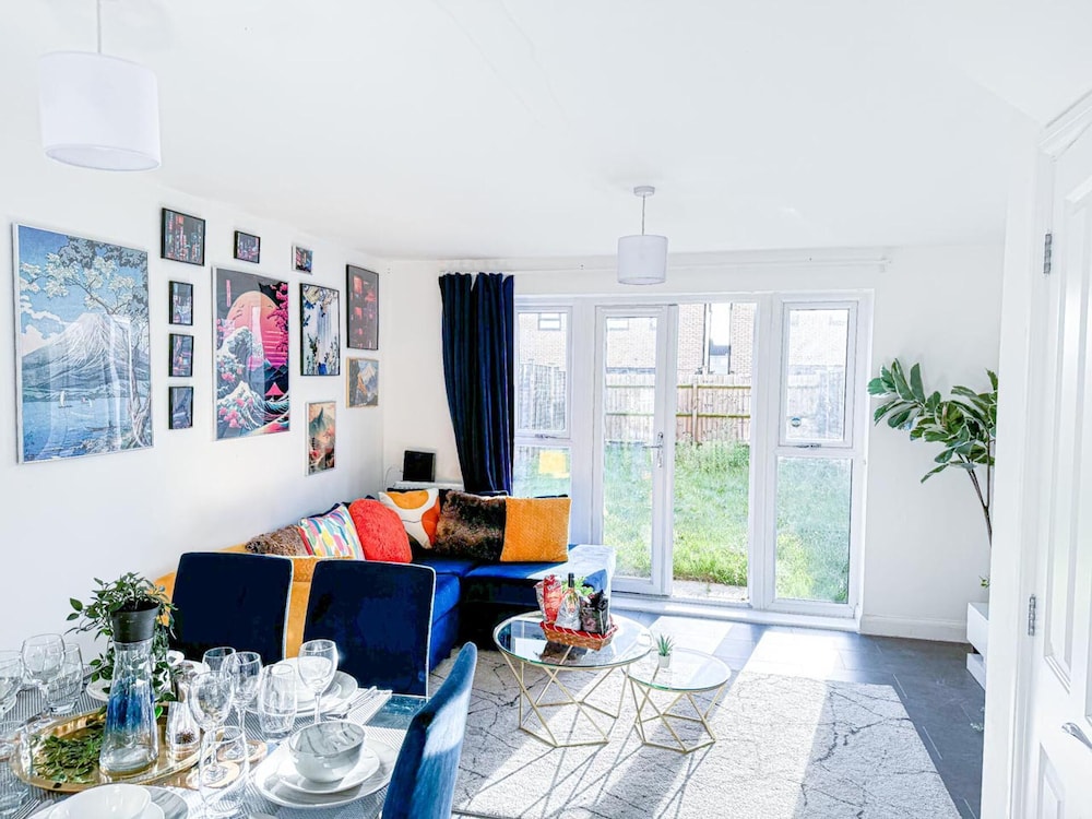 City Centre 3 Bedroom House Sleep upto 9 Guests with Garden and Parking — 4-Star Luxury Hotel in Birmingham, United Kingdom