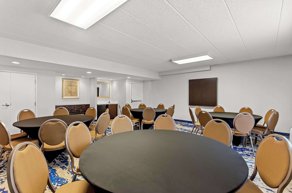 Hampton Inn Chicago Naperville - photo 31
