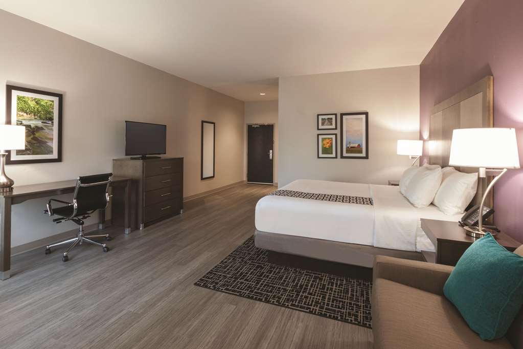 La Quinta Inn & Suites by Wyndham Terre Haute - photo 10