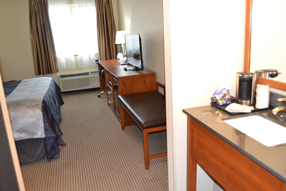 Baymont by Wyndham Grand Forks - photo 7
