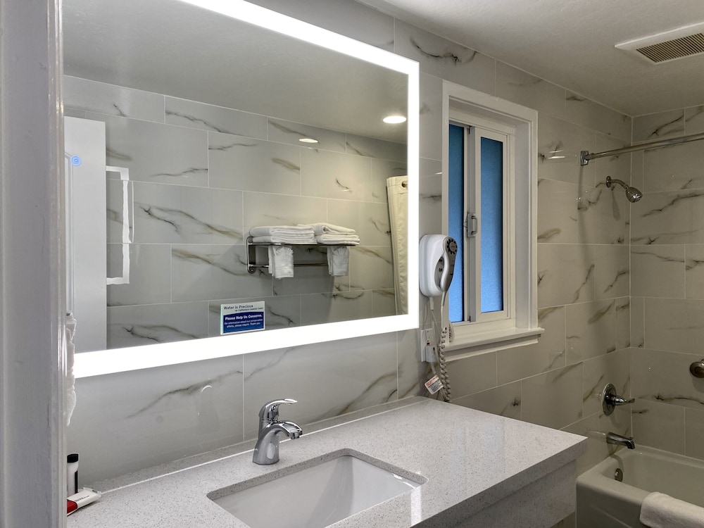 Aura Inn Monterey - photo 84