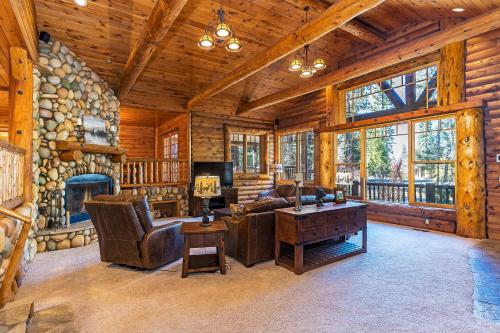 1138 Lakeshore One of a kind Lakeshore Boulevard log cabin