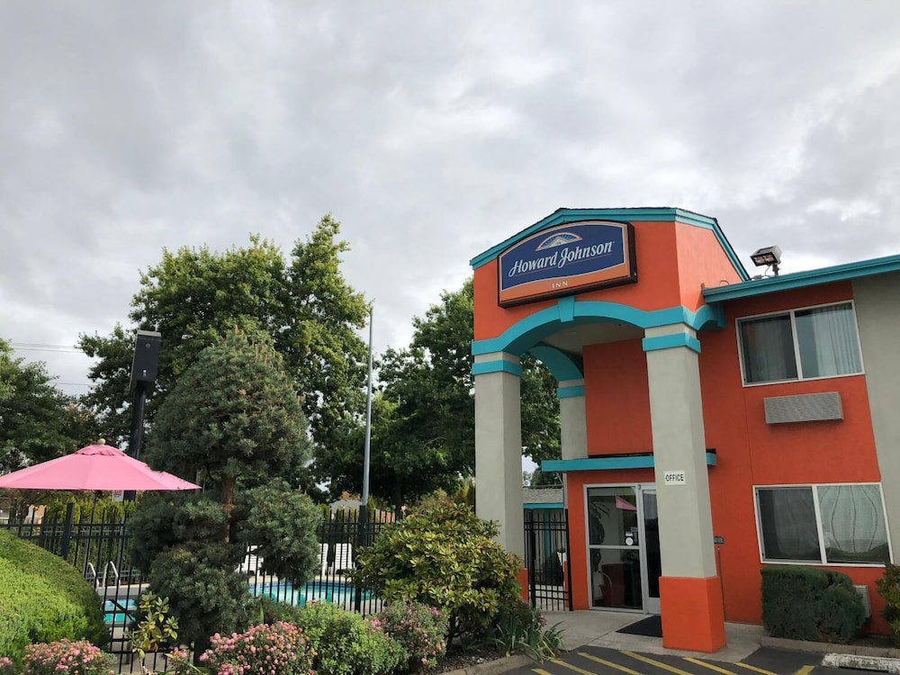 Howard Johnson by Wyndham Salem - photo 36