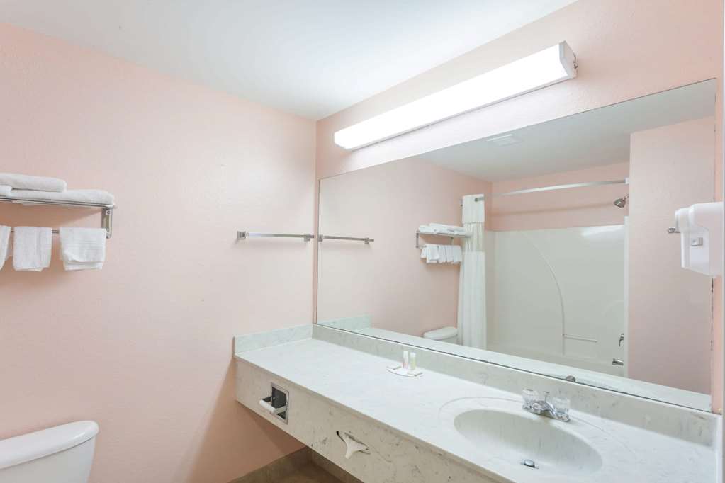 Howard Johnson by Wyndham Airport - photo 11
