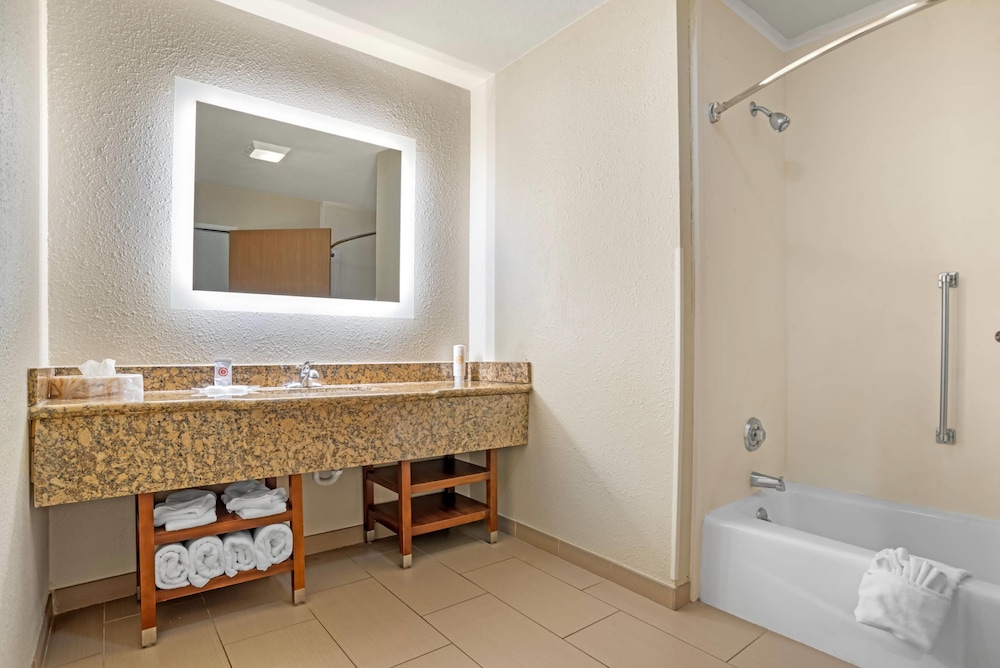 Comfort Suites Monroe - photo 48