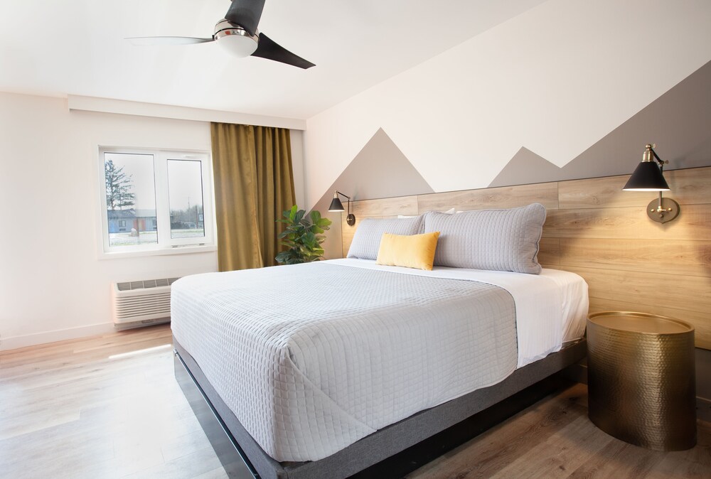 4411 Inn & Suites - photo 6