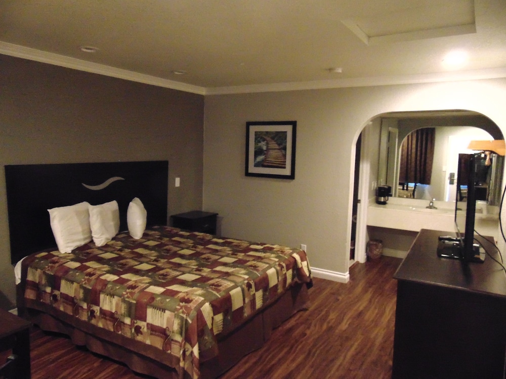 West Coast Inn Near Gem Theatre - photo 9