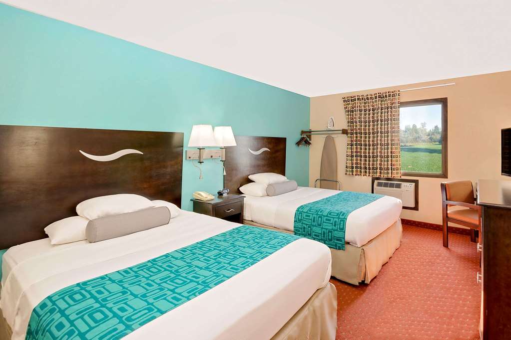 Howard Johnson by Wyndham Waterloo Cedar Falls - photo 13