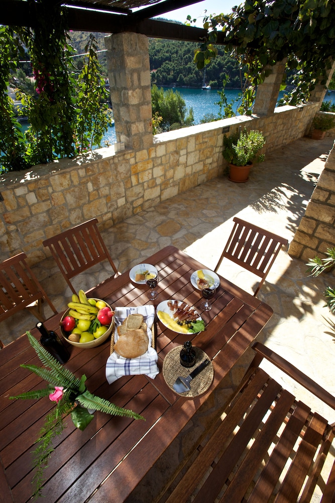 Villa More A 11 — 4-Star Luxury Hotel in Sutivan, Croatia