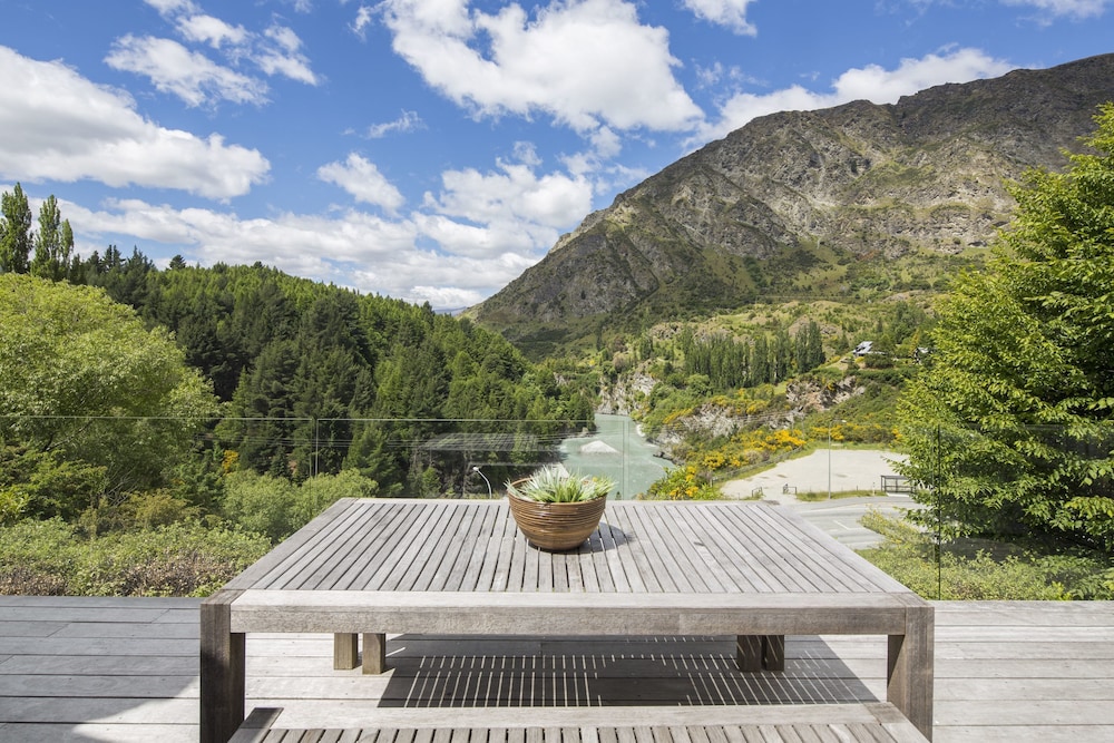 Riverview Retreat — 4-Star Luxury Hotel in Queenstown, New Zealand