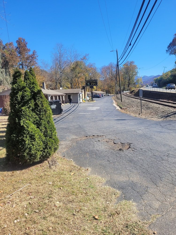 Economy Inn Sylva - photo 39