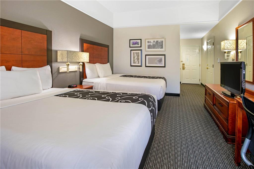 La Quinta Inn & Suites by Wyndham DFW Airport South Irving - photo 14