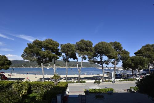 Appartamento Perla Terrazza fronte mare e aria condizionata — 4-Star Luxury Hotel in Marina Di Campo, Italy