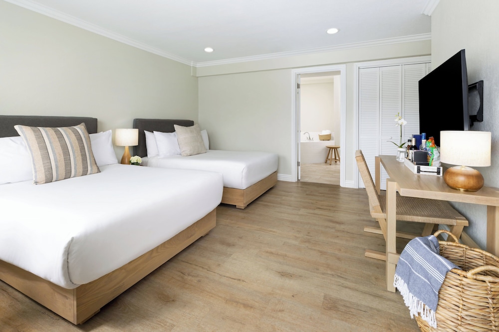 Pacific Edge Hotel - photo 35