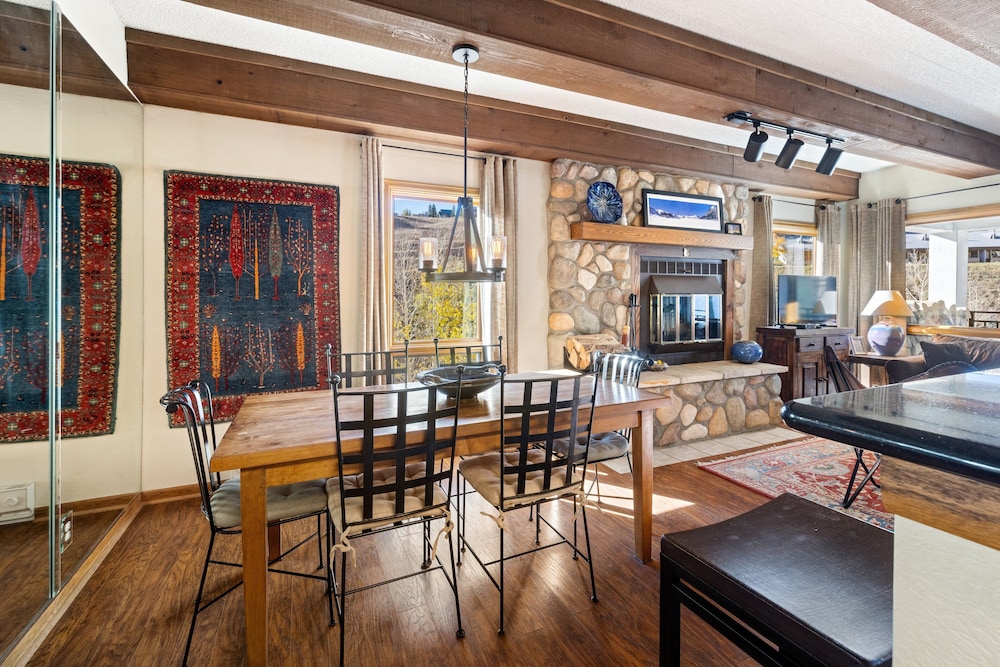 Mountain Views From This Plaza Sleeps 6 2 Bedroom Condo No Cleaning Fee by RedAwning — 4-Star Luxury Hotel in Crested Butte, United States