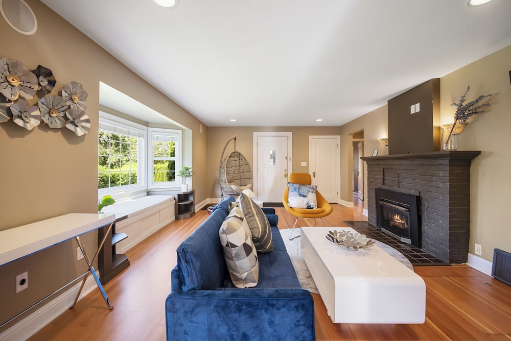 Private park in a cozy home next to I 90 huge yard — 4-Star Luxury Hotel in Mercer Island, United States