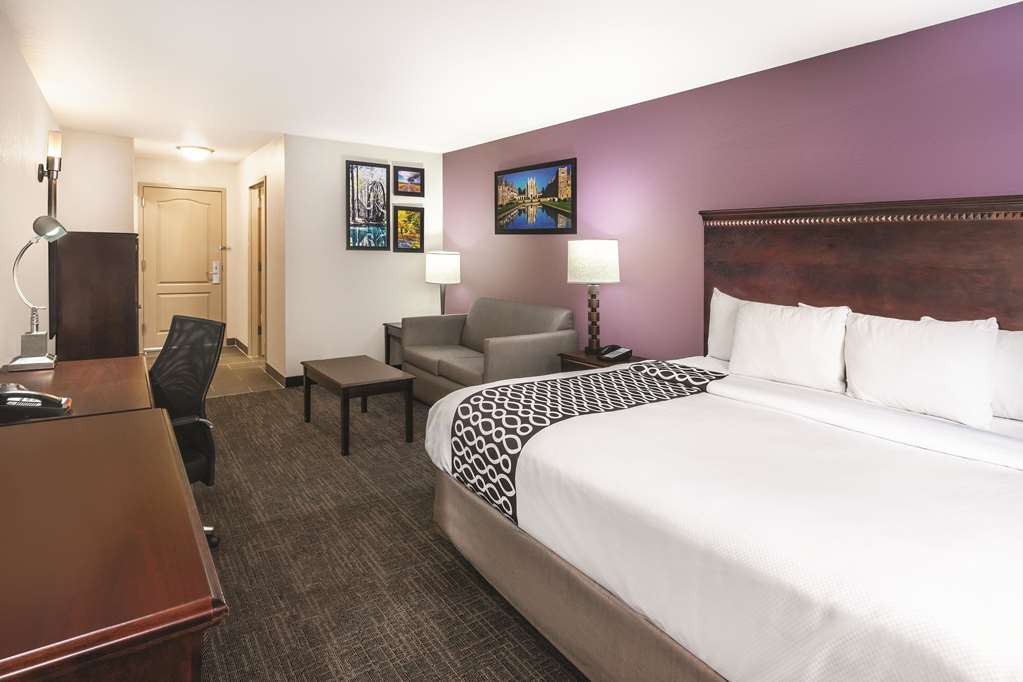 La Quinta Inn & Suites by Wyndham Rome - photo 13