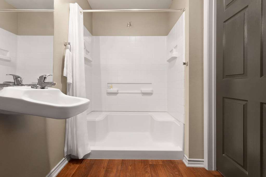 Eagle's Den Suites Cotulla a Travelodge by Wyndham - photo 7
