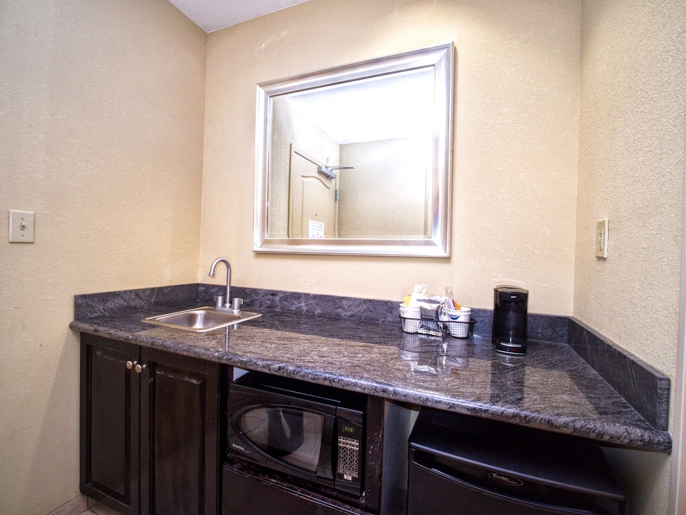 Hampton Inn & Suites Elk City - photo 12