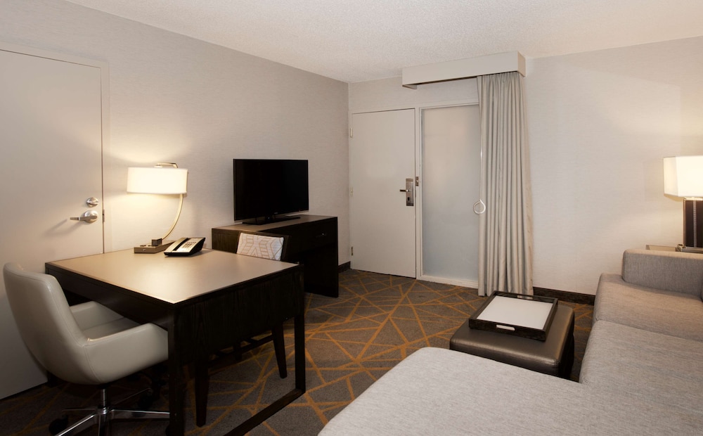 Embassy Suites by Hilton Cincinnati Northeast Blue Ash - photo 9