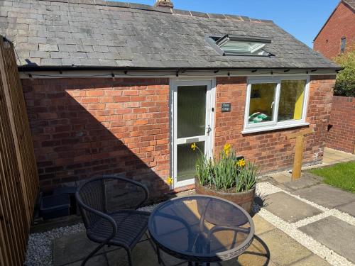 Cherry Cottage Retro Stay Stourport On Severn 20710874 — Stourport On Severn