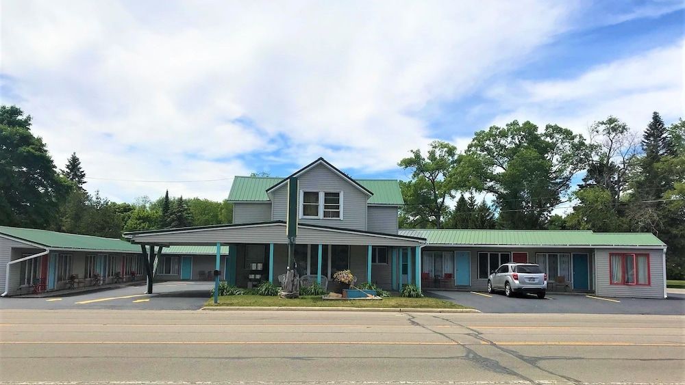 The Monarch Motel — hotel in Cheboygan