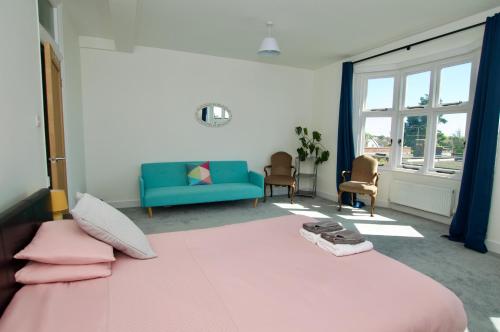 Beautiful large 3 bed coastal flat with parking. — 4-Star Luxury Hotel in Frinton-On-Sea, United Kingdom
