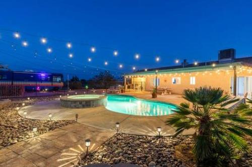 Sun Mesa Poolside Hideaway Spa Game Room NEW — 4-Star Luxury Hotel in Yucca Valley, United States