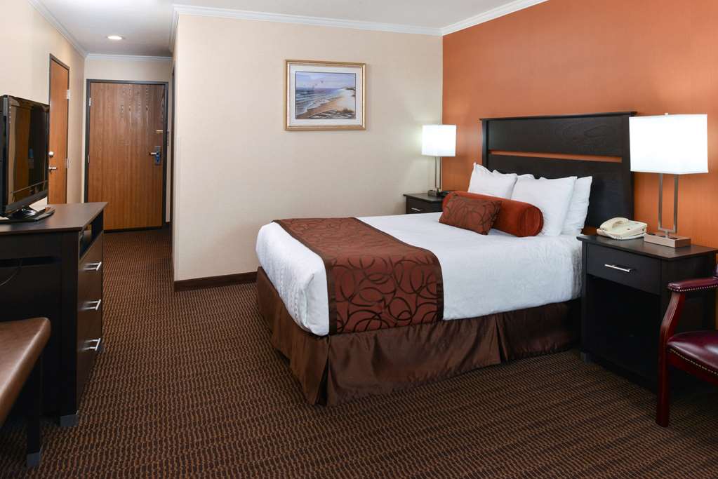 Best Western Plus Landmark Inn - photo 30