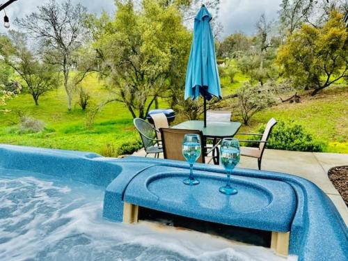Lighthouse Suite Pet Friendly Hot Tub Sleeps 4 — 4-Star Luxury Hotel in Coarsegold, United States