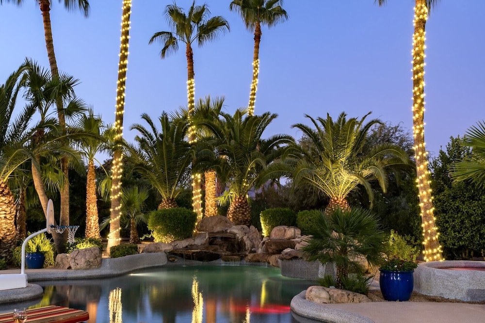 Preston by Avantstay 6BR Desert Oasis w Basketball Court Pool & Hot Tub - photo 23