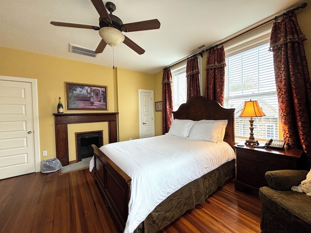 Grand Lux Inn - photo 22