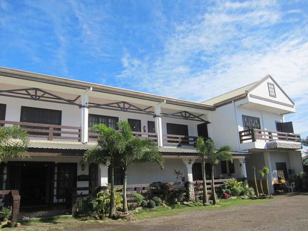 Country Inn Hotel And Restaurant — Santa Ana