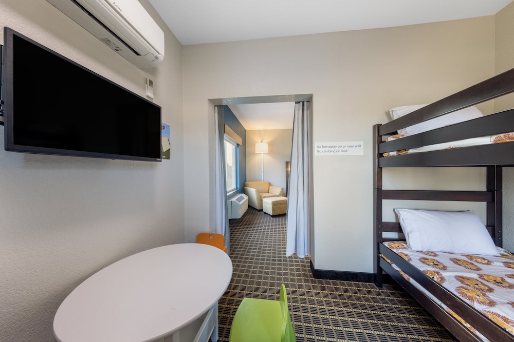 Holiday Inn Express Hotel & Suites Pittsburg by IHG - photo 21