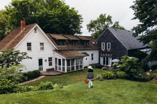 1850s Maine Farmhouse featured in Condé Nast Traveler with 11 Acres Near Water — 4-Star Luxury Hotel in Friendship, United States