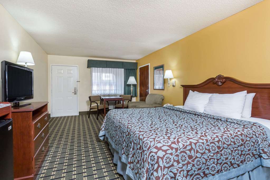 Days Inn & Suites by Wyndham Warner Robins Near Robins AFB - photo 6