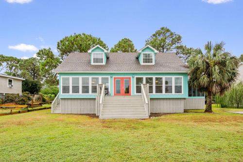 Spacious Audubon Home in Colony Cove w Water Views — 4-Star Luxury Hotel in Dauphin Island, United States