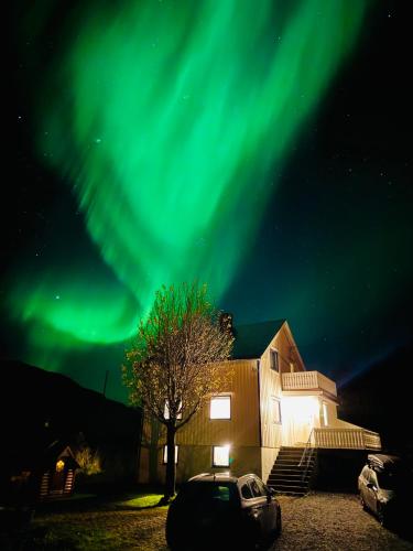 Enebolig med Eventyrlig beliggenhet like ved sjøen i Lofoten in Unknown City, Norway