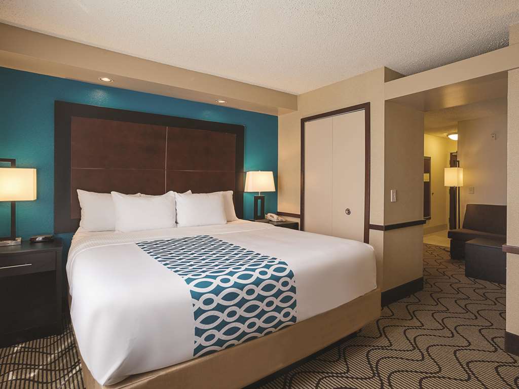 La Quinta Inn & Suites by Wyndham Central Point Medford - photo 33