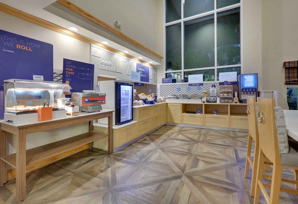 Holiday Inn Express & Suites San Antonio Brooks City Base by IHG - photo 25
