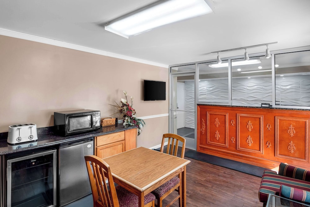 Americas Best Value Inn Jonesville Hillsdale - photo 4
