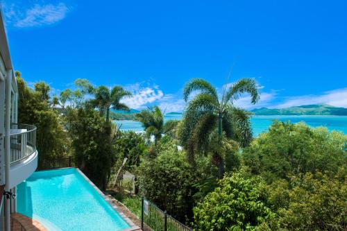Seascape on Shutehaven Whitsunday Views Holiday Home — 4-Star Luxury Hotel in Airlie Beach, Australia