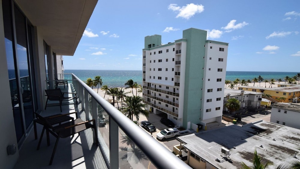 Spectacular 1 Bed Plus Den On To The Amazing Hollywood Beach Hollywood - featured photo