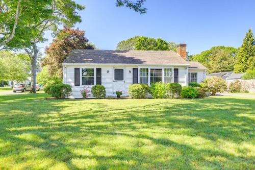 3 Mi to Beaches South Yarmouth Gem with Game Room — 4-Star Luxury Hotel in South Yarmouth, United States